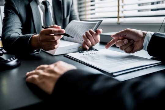 Profesionales revisando un documento legal