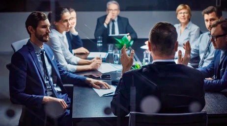 Ejecutivos en sala de juntas discutiendo estrategia de gobierno